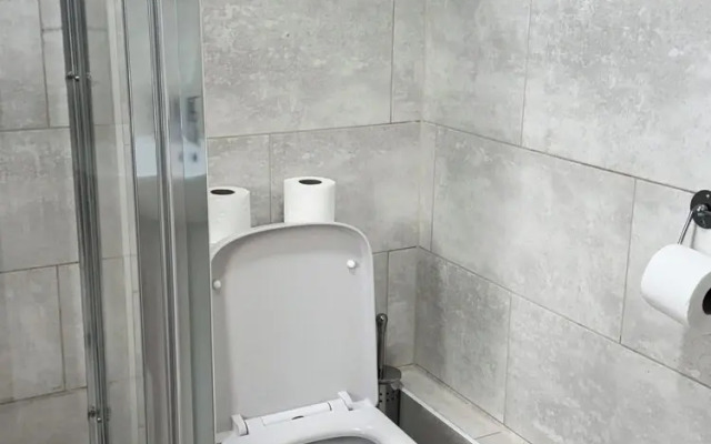 Heathrow Stay 5 Mins to the Terminals