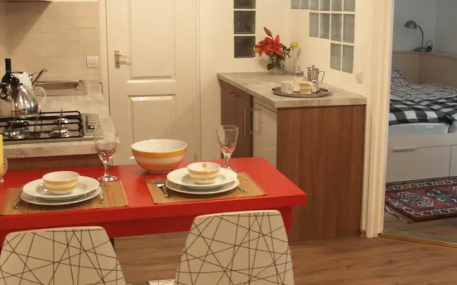 Romantic Garden Art Studio near Andrassy Avenue