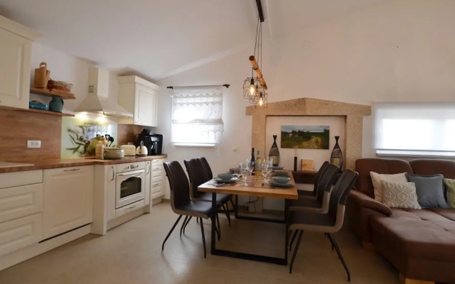 Golden and Green Acres Holiday Home With Pool and Sauna