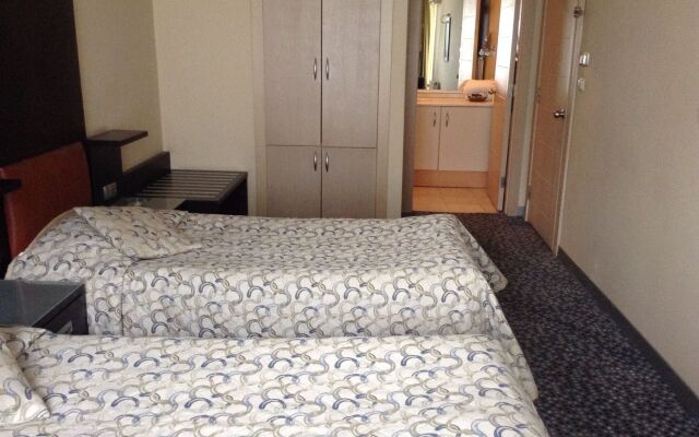 Capital Plaza Hotel(****)
