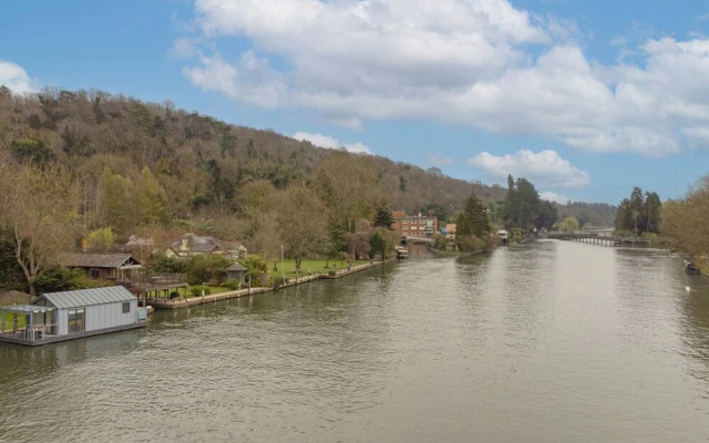 Ondine Houseboat on the Thames - From 160 Per Night