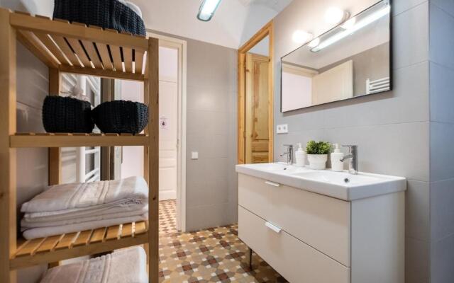 Sunny and Modernist apartment for groups in center