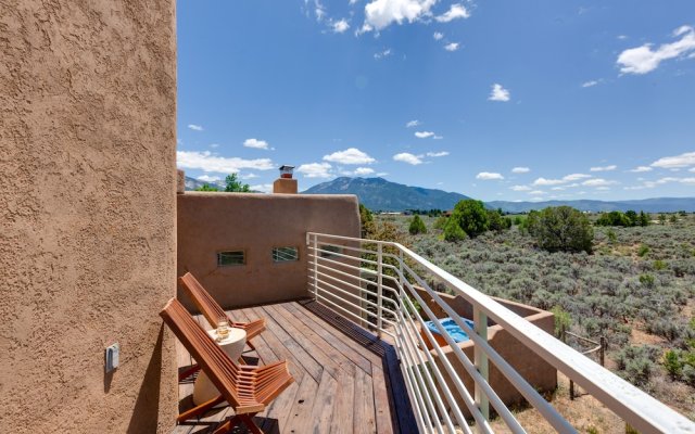New Mexico Retreat w/ Hot Tub & Mountain Views!