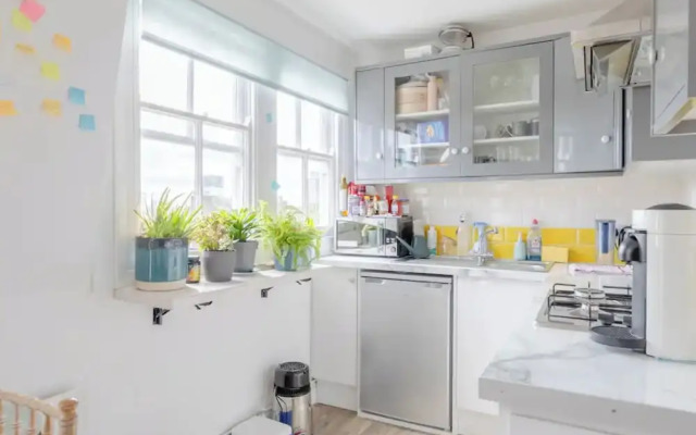 Top Floor 1BD Flat With Balcony - Ladbroke Grove