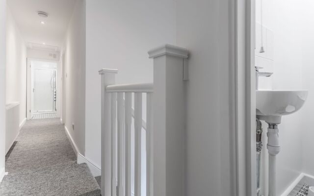 4 BR Townhouse, 10 Minutes From City Centre