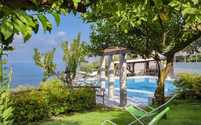Luxury villa with marvellous terrace overlooking the sea-VILLA LILIANA