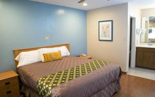 Townhouse Inn & Suites