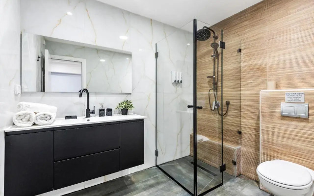 Cozy New Space City Center & steps from beach M7
