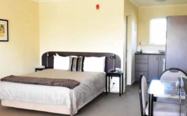 BKs Chardonnay Motor Lodge