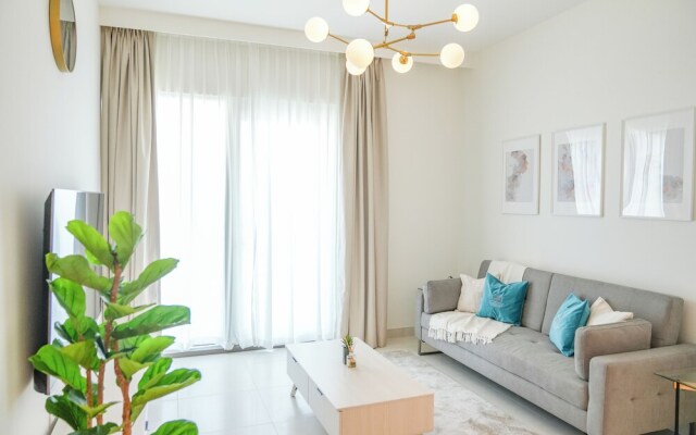 Yogi - Elegant Apartment With Balcony Amidst Vibrant Area
