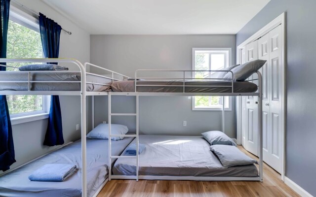 Stunning Tobyhanna Home w/ Lake Access + Kayaks!