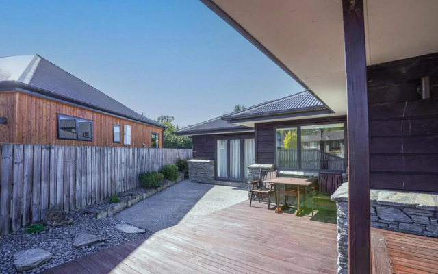 16 Rutherford Crescent