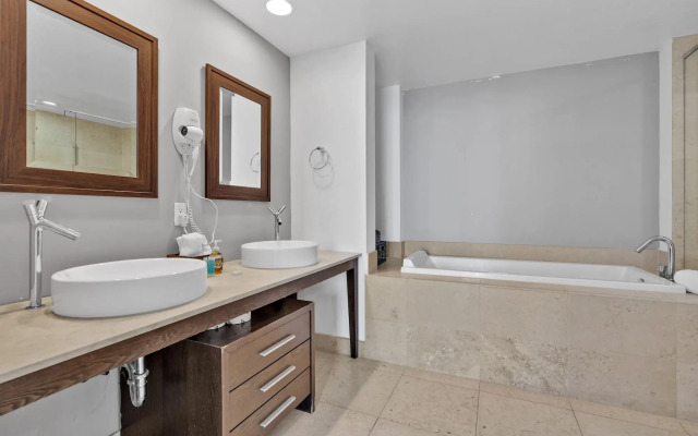 Icon Brickell Downtown W Miami Suites