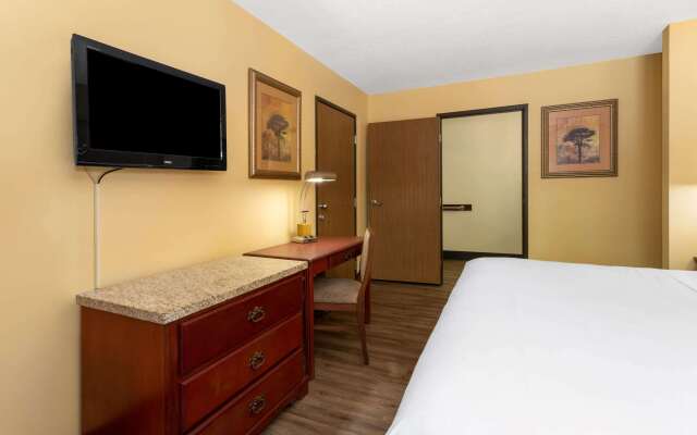 Travelodge by Wyndham Albuquerque East