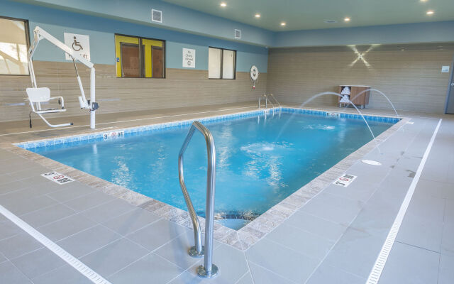 Holiday Inn Express & Suites Clarion