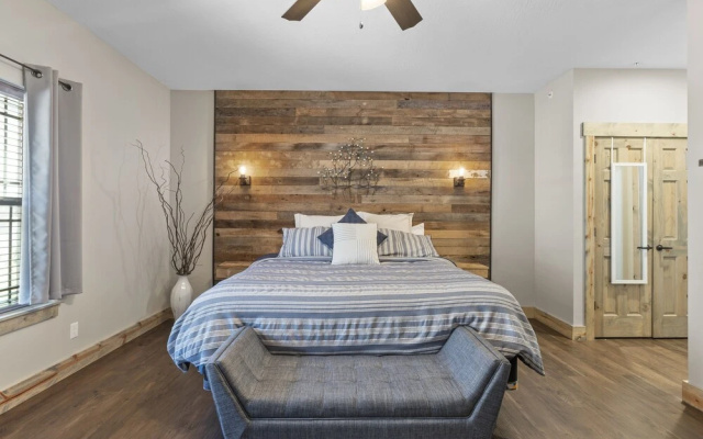 Lakefront Haven 9 Bedroom Home by RedAwning