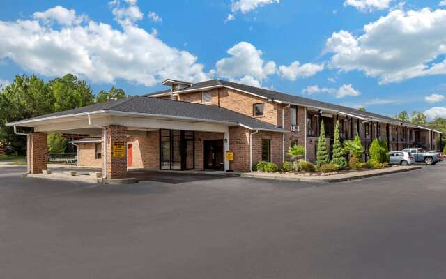 Econo Lodge Inn & Suites