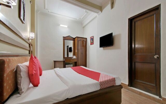 Oyo 26837 Hotel White House