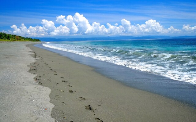 Iguana Lodge Beach Resort