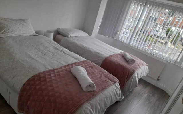 Beautiful Modern 3-bed House in Birmingham