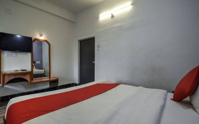 OYO 17080 The Lasa Grand