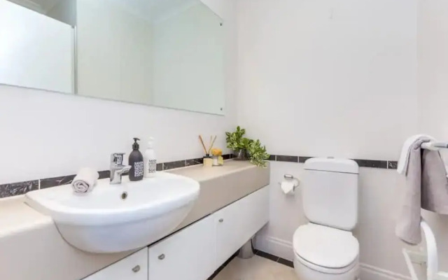 Gorgeous  Apartment With Nice View, Pool & Gym!