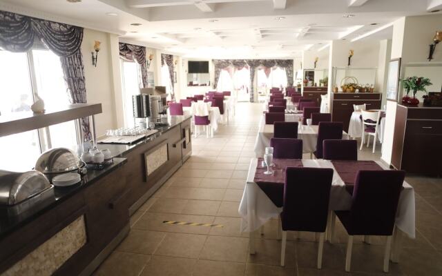 Club Rose Bay Hotel