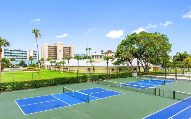 Bayshore Yacht & Tennis 806