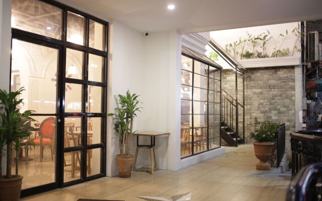 Tambayan Capsule Hostel & Bar