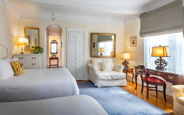 Roger Smith Hotel