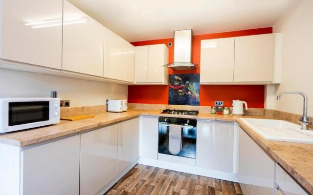 Bright & modern 4 bedroom townhouse