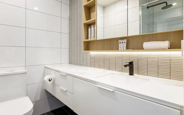 Modern 2-bed Ivanhoe Unit With Parking