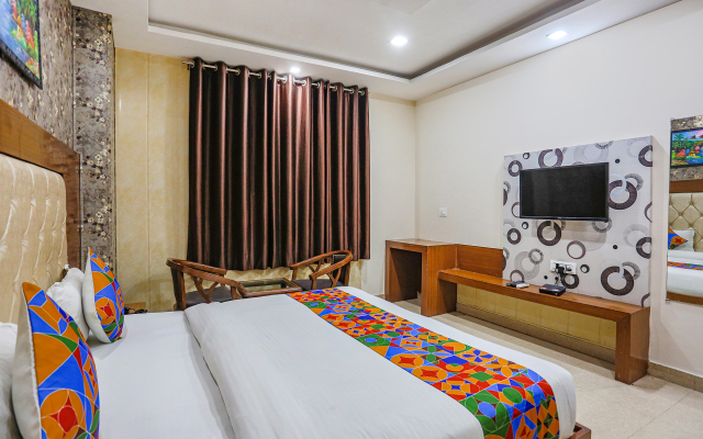 Fabhotel Frolic