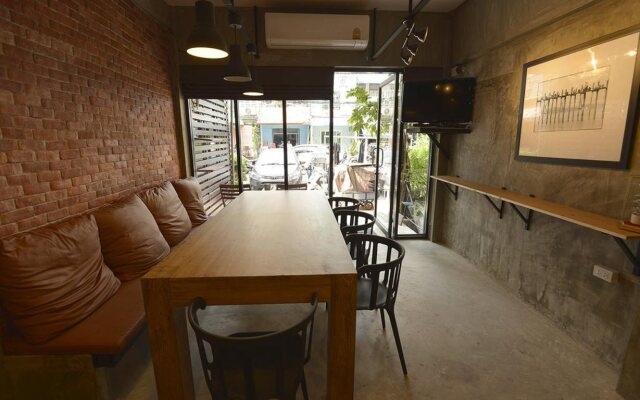 Some Rest Hostel Khao San