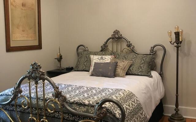 Iron Amethyst Inn Boutique Hotel