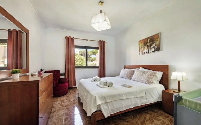 Residential Cul-de-sac Walking Distance to Centre, Private Pool, Free AC & Wifi