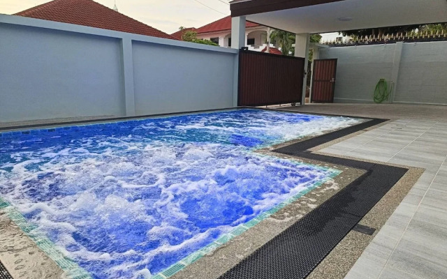 Private Pool With Jacuzzi & Kids Pool @ Royal Park