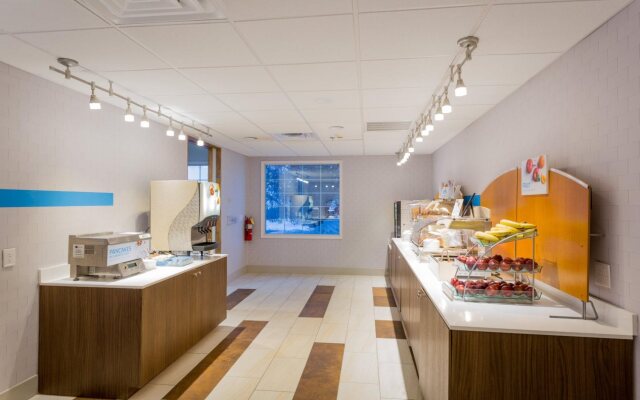 Holiday Inn Express & Suites Reading by IHG