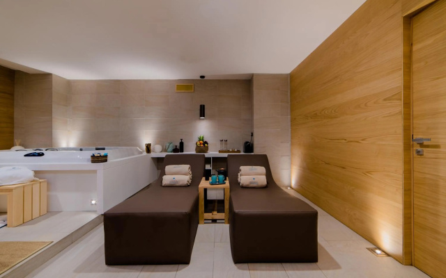 Cumeja - Beach Club & Hotel