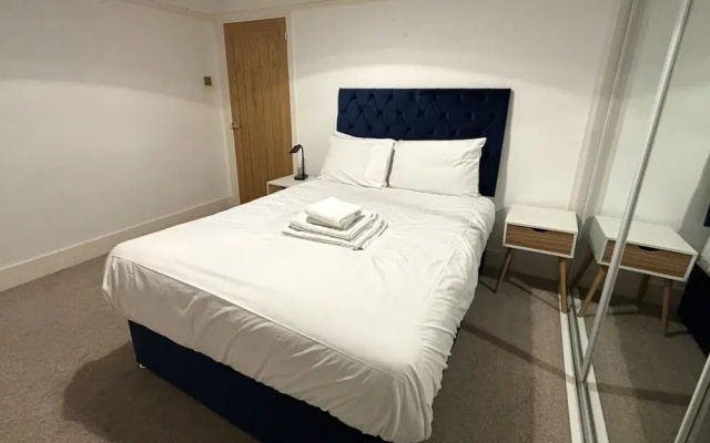 Large Home near city centre, UOB & QE hospital