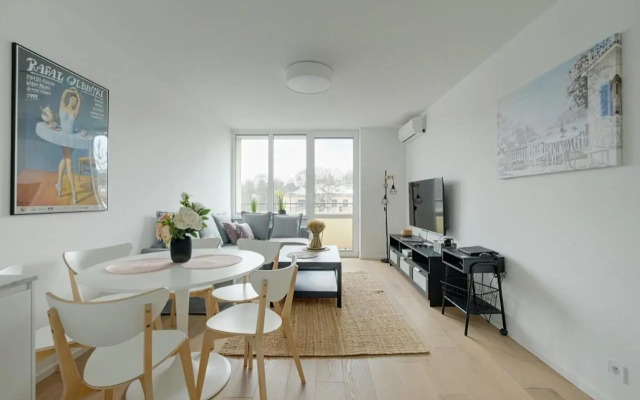 Luxurious 3BR APT Center