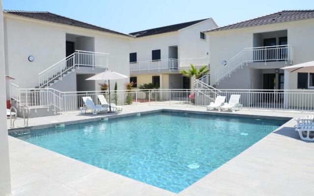 Seaside apartment with beach service