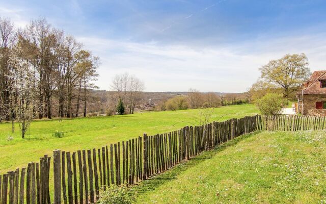 Exquisite Holiday Home in Issac With Swimming Pool