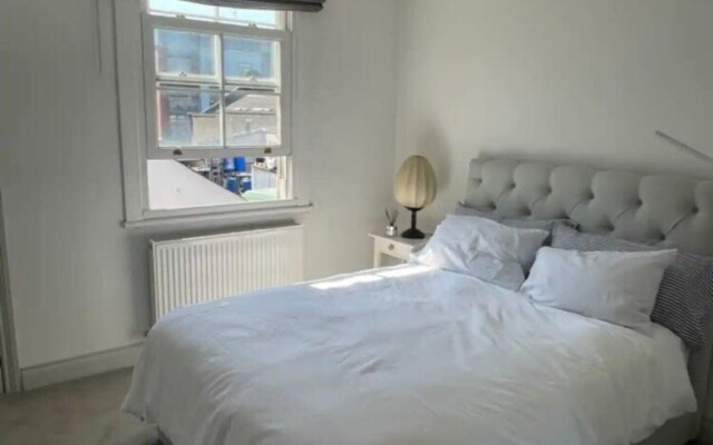 Stylish & Bright 3BD Flat With Balcony - Fulham