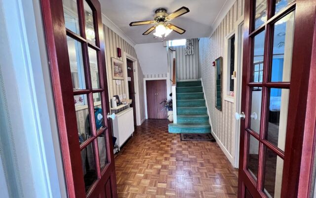 All Seasons Gatwick Guest House