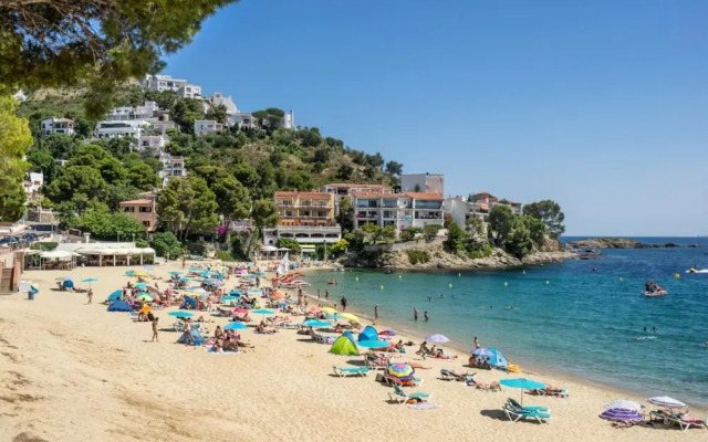 Arago 271 in Roses With 2 Bedrooms and 2 Bathrooms