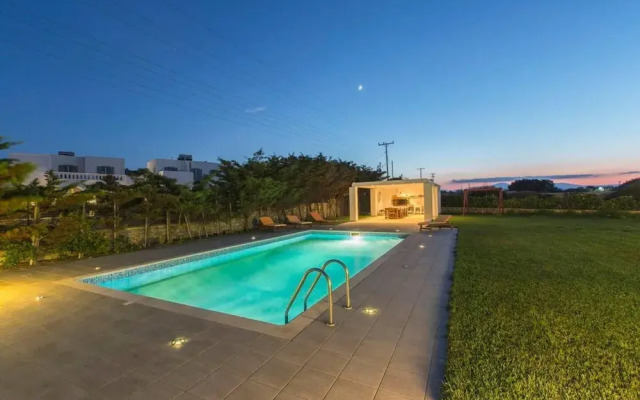Beautiful 4-bed House With Private Pool in Naxos