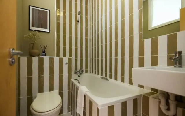 The Camden Hideout - Modish and Bright 2bdr Flat