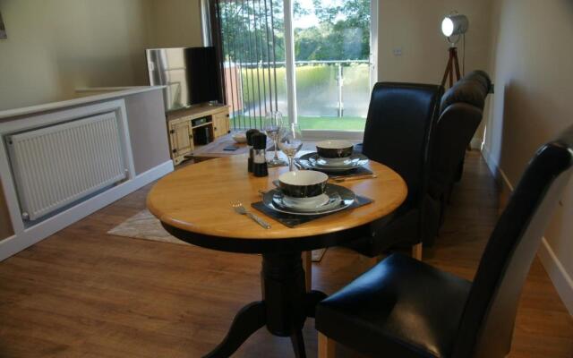 Modern Self-Contained Annex 10 min walk to beach