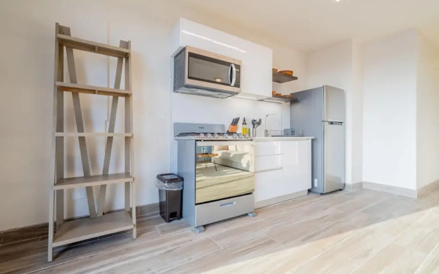 w Exceptional 1BR With Balcony in Casco View